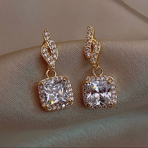 Jewelry - 3/20 🔷 ✨HOST PICK✨Rhinestone Geo Drop Earrings